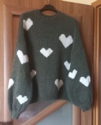 Oversizowy dzianinowy sweter włoski khaki w serca 