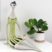 New Look Siedząca kobieta Zsolnay projekt Török János Węgry lata 60te 18/19