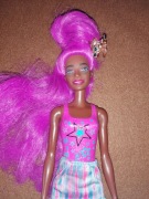 Lalka Barbie murzynka z różowymi włosami.