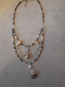 Kolia z koralików z piórem