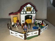 Playmobil country 6927 stadnina kucyków stajnia konie figurki