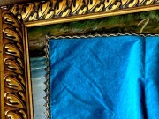 PLUSZOWY do antyków,obszyty złotą pasmanterią.112x129cm.