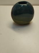 wazon w kształcie kuli w kolorze zielonym