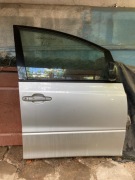 Toyota Previa 2003 drzwi kompletne prawy przód pasażera srebrne lusterko 