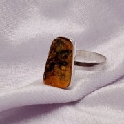 Srebrny pierścionek z bursztynem