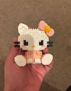 KLOCKI MIKRO - HELLO KITTY W RÓŻOWEJ SUKIENCE (FIGURKA)