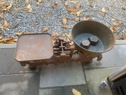 Antyczna waga żeliwna z mosiężną miską i ciężarkami komplet