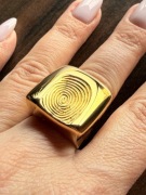 Piękny duży sygnet z odciskiem palca