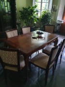 Rozkładany stół w stylu ludwikowskim i 6 krzeseł.