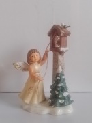Figurka porcelanowa Goebel – Anioł z dzwonnicą – 19,5 cm.