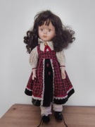 Lalka porcelanowa wys 41cm ciemnowłosa w krateczce