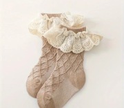 Piękne skarpetki ażurowe z falbankami 