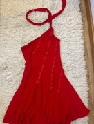 Czerwona sukienka z dekoracją na szyję