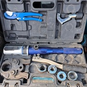 Zaciskarka hydrauliczna do rur pex