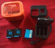 Ładowarka + 3 baterie + gumowy futerał + futerał nie tonący  do gopro 8.
