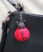 Biedronka wykonana na szydełku, brelok 