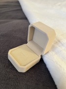 Beżowe welurowe pudełko na pierścionek zaręczynowy, biżuterię