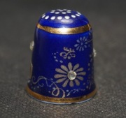 Naparstek kolekcjonerski PORCELANOWY w kwiaty zdobiony diamentami