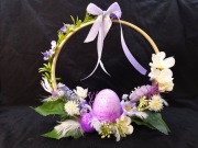 Stroik wielkanocny stojący na kole