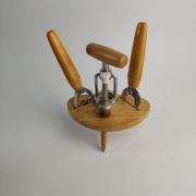 Zestaw barowy - otwieracze na drewnianej podstawce - vintage lata 80