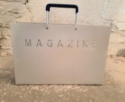 Metalowy biały pojemnik na czasopisma