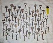 Kolekcja starych kluczy do zamkow 56 sztuk