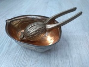 Mosiądz, mosiężny dziadek do orzechów i miska orzech