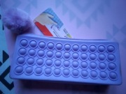 Piórnik gumowy popit z pomponem 