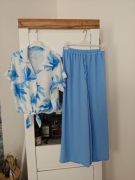 Komplet błękitny szwedy z koszulą białą w błękitne liście.