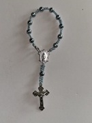 Różaniec dla kierowców z praktycznym zapięciem.