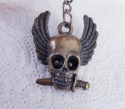 Metalowy Brelok Skrzydlata Czaszka ze Sztyletem ruchome Oczy Vintage