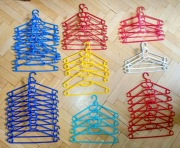 49 kolorowych wieszaków na ubrania wieszaki