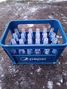 Skrzynki Pepsi z butelkami transportery krata 