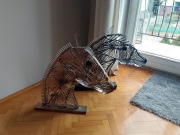 Figura konia z metalu..