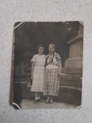 Przedwojenna fotografia dwie dziewczyny w parku przy pomniku lata 30 II RP 