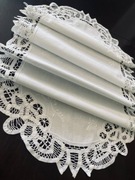 BIAŁY BIEŻNIK Z HAFTEM KWIATOWYM I KORONKĄ BRUKSELSKĄ