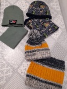 Trzy zestawy - czapka i komin dla chłopca.