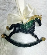 Zestaw 5 sztuk ręcznie wykonanych ozdób świątecznych z żywicy.