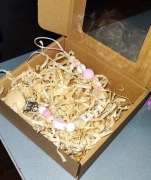 Zawieszka do smoczka w ozdobnym pudełku 