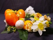 Stroik wielkanocny, puszysty królik i kompozycja kwiatowa