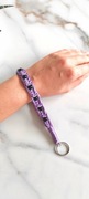 Pasek na nadgarstek do kluczy brelok makrama fioletowy handmade boho 
