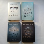 Seria Red Queen Czerwona Królowa Victoria Aveyard książki po angielsku