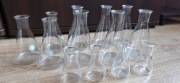 Szklane kolbki stożkowe. 