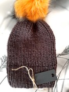 Czapka z wełny robiona na drutach z pomponem