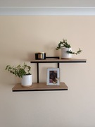 Półka ścienna Loft z przesuniętymi półkami