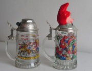 Dwa stare szklane kufle BMF krasnal i dzwonek