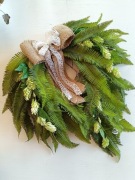 Całoroczny wianek na drzwi paproć, paprotka chmiel, kokarda wstążka jutowa 