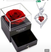 Różane pudełko prezentowe z naszyjnikiem