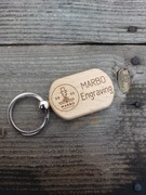 Brelok drewniany z grawerem 5 cm x 3 cm – jednostronny lub dwustronny