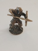 Figurka  metalowa mosiądz żołnierz wojownik wysokość 5,5 cm długość 3 cm
